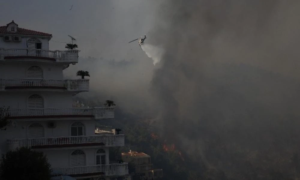 Πύρινος εφιάλτης τη νύχτα! Βελτιωμένη η κατάσταση με την πυρκαγιά στην Α. Βούλα- Ολονύχτια μάχη από πυροσβεστικές δυνάμεις